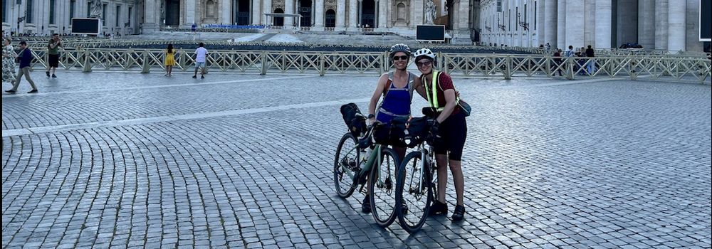 Nicole e Katia in bici a Roma attraverso la via Francigena